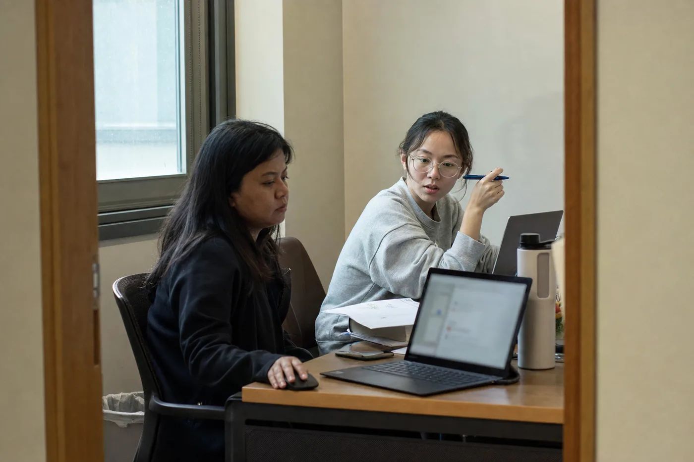 Two learners side by side, one passively scrolling and one actively questioning, showing what makes AI tutoring work