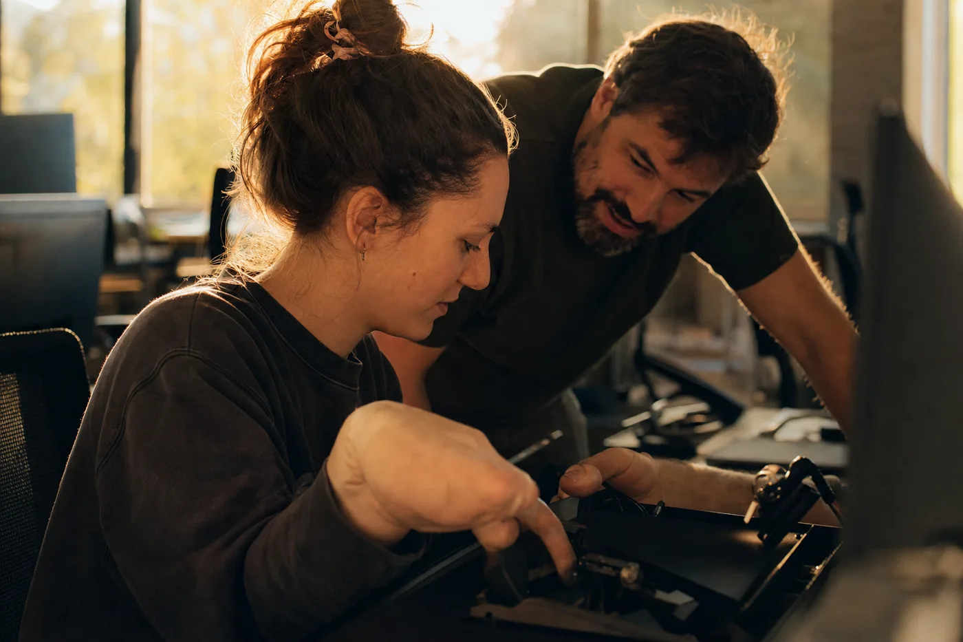 A mentor giving a new hire hands-on feedback while they practice, the interactive approach that reduces onboarding ramp time